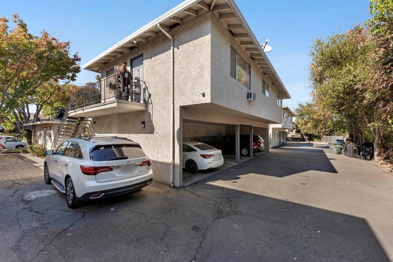 490 Hawthorn Avenue