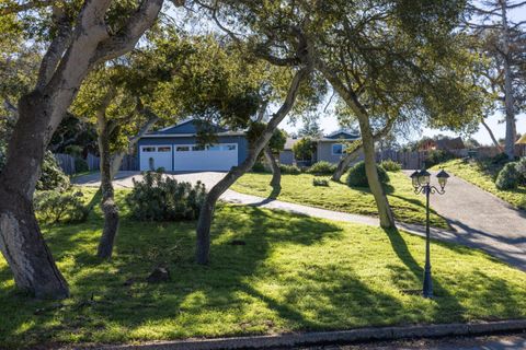 Photo of 15410 Oak Hills Drive, SALINAS, CA 93907 (MLS # ML82026484)