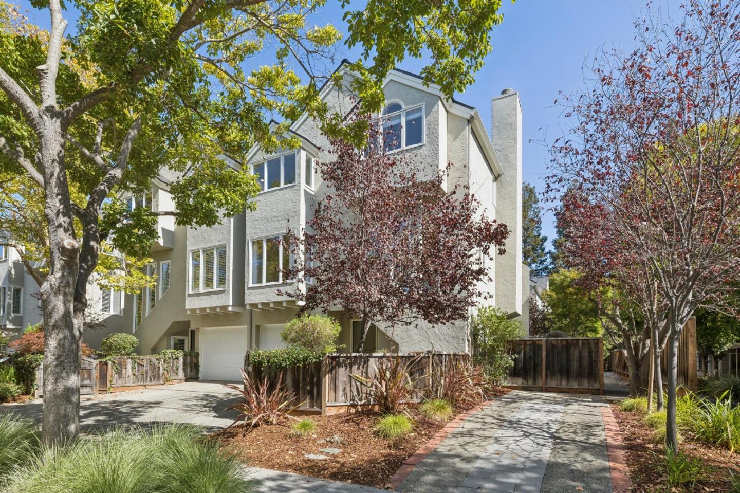 911 Cowper Street