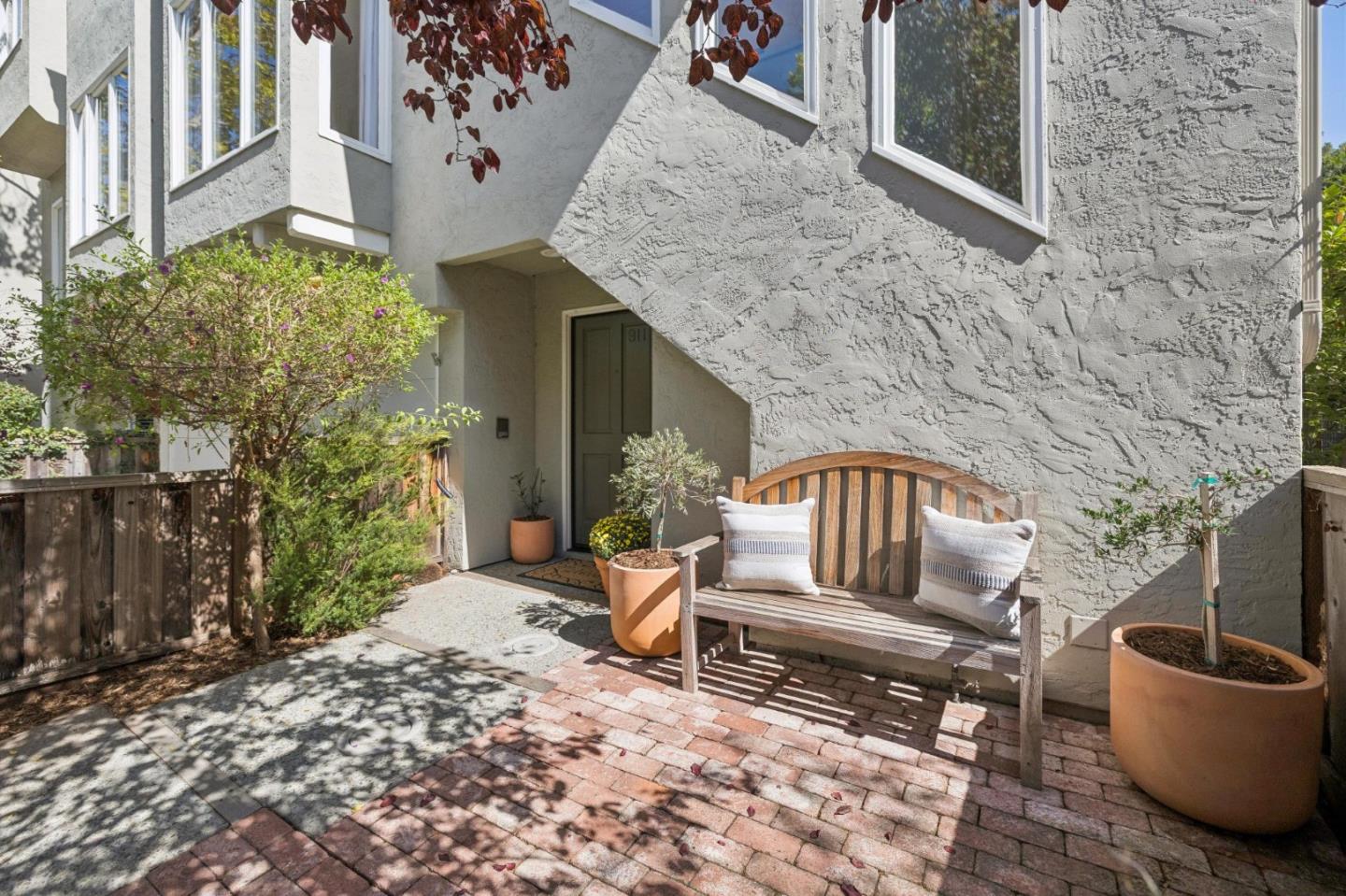911 Cowper Street