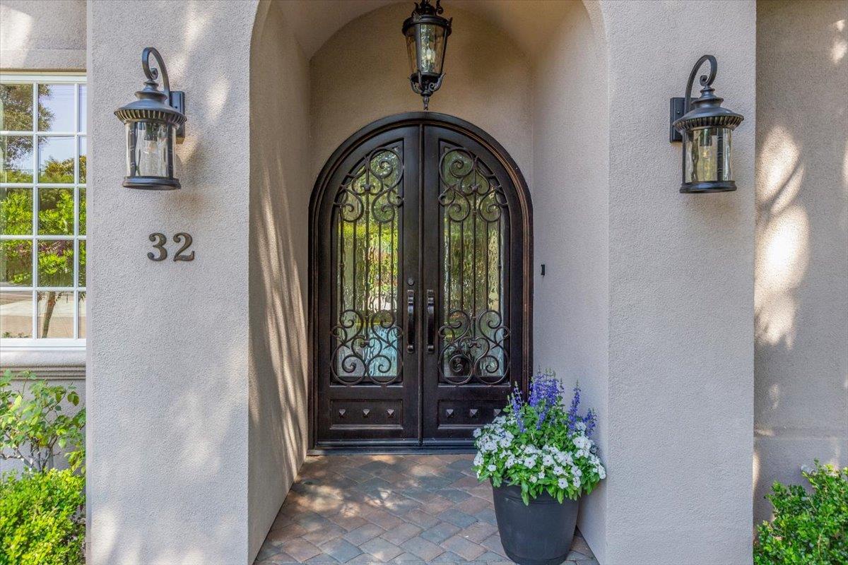 32 North El Monte Avenue