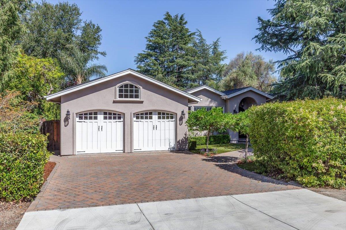 32 North El Monte Avenue