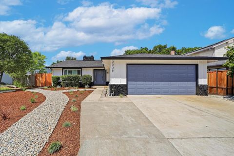 Photo of 3338 Woodside Lane, SAN JOSE, CA 95121 (MLS # ML82041779)