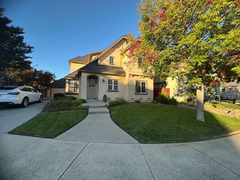 Photo of 841 Lawrence Drive, GILROY, CA 95020 (MLS # ML82026538)