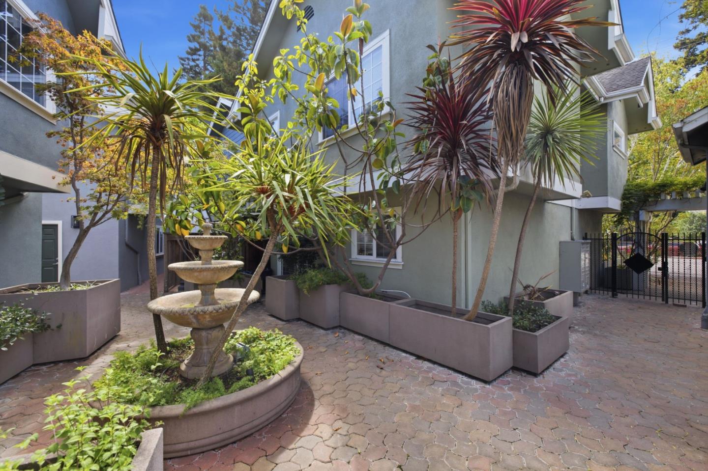 372 North El Camino Real 10