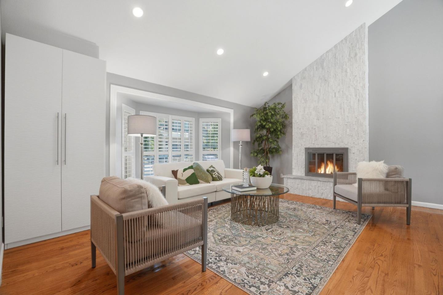 6585 Rolling Oaks Drive