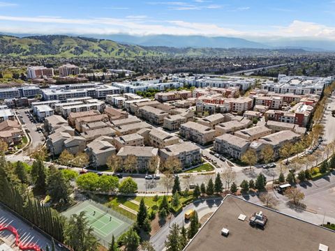 Photo of 890 White Moonstone Loop, SAN JOSE, CA 95123 (MLS # ML82031294)