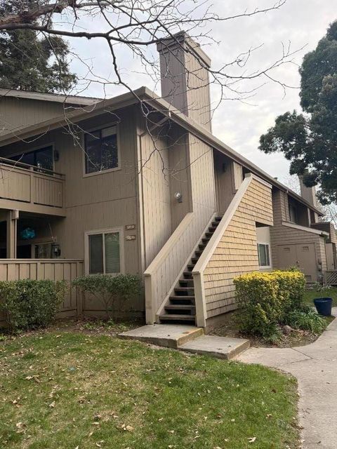 Photo of 5705 Makati Circle #F, SAN JOSE, CA 95123 (MLS # ML82036806)