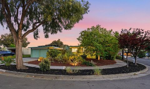 Photo of 866 Cornwall Court, SUNNYVALE, CA 94087 (MLS # ML82039191)