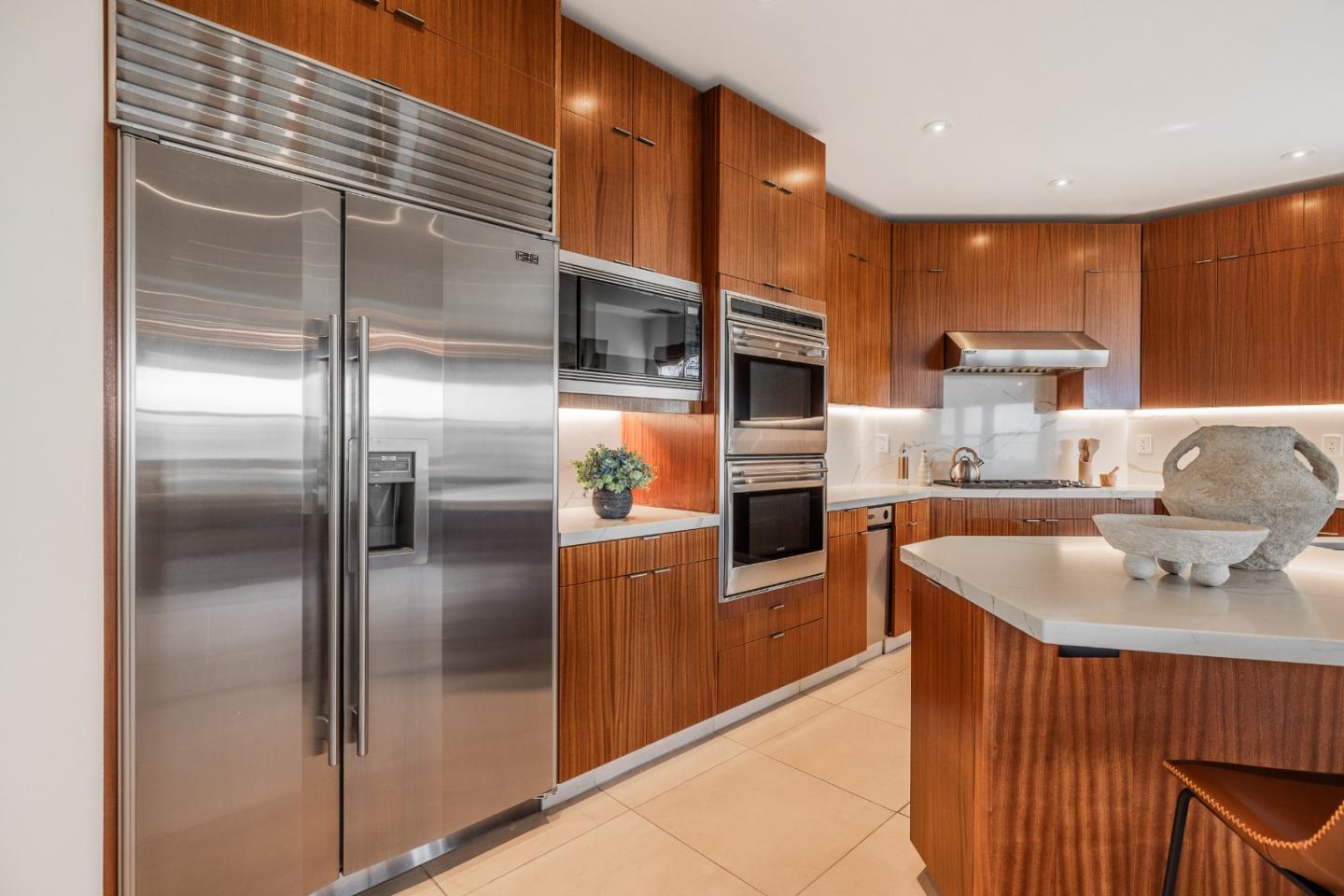 1825 Bridgeview Court