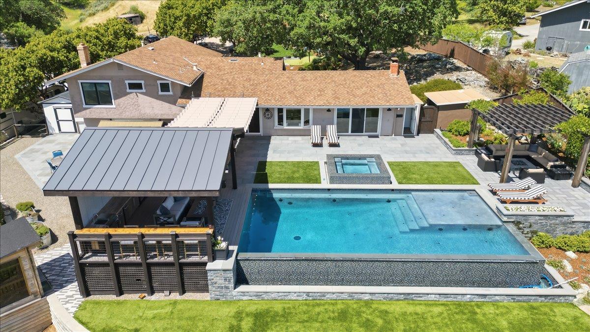 2135 Greenwood Avenue