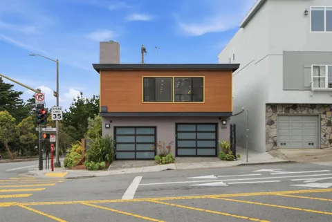 998 Burnett Avenue, San Francisco, CA 94131 - #: ML82053241