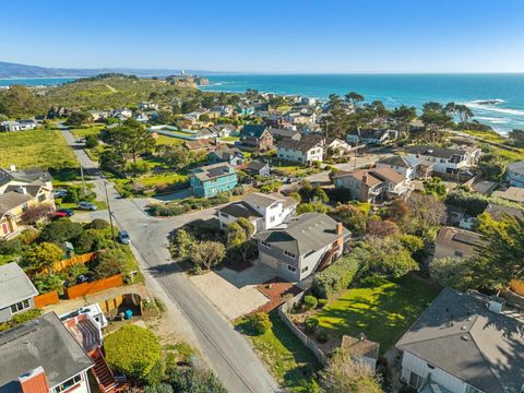 Photo of 846 San Ramon Avenue, MOSS BEACH, CA 94038 (MLS # ML82039460)