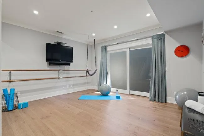 Menlo Park, California 94025, United States, 7 Bedrooms Bedrooms, ,6 BathroomsBathrooms,Residential,Pending,15627