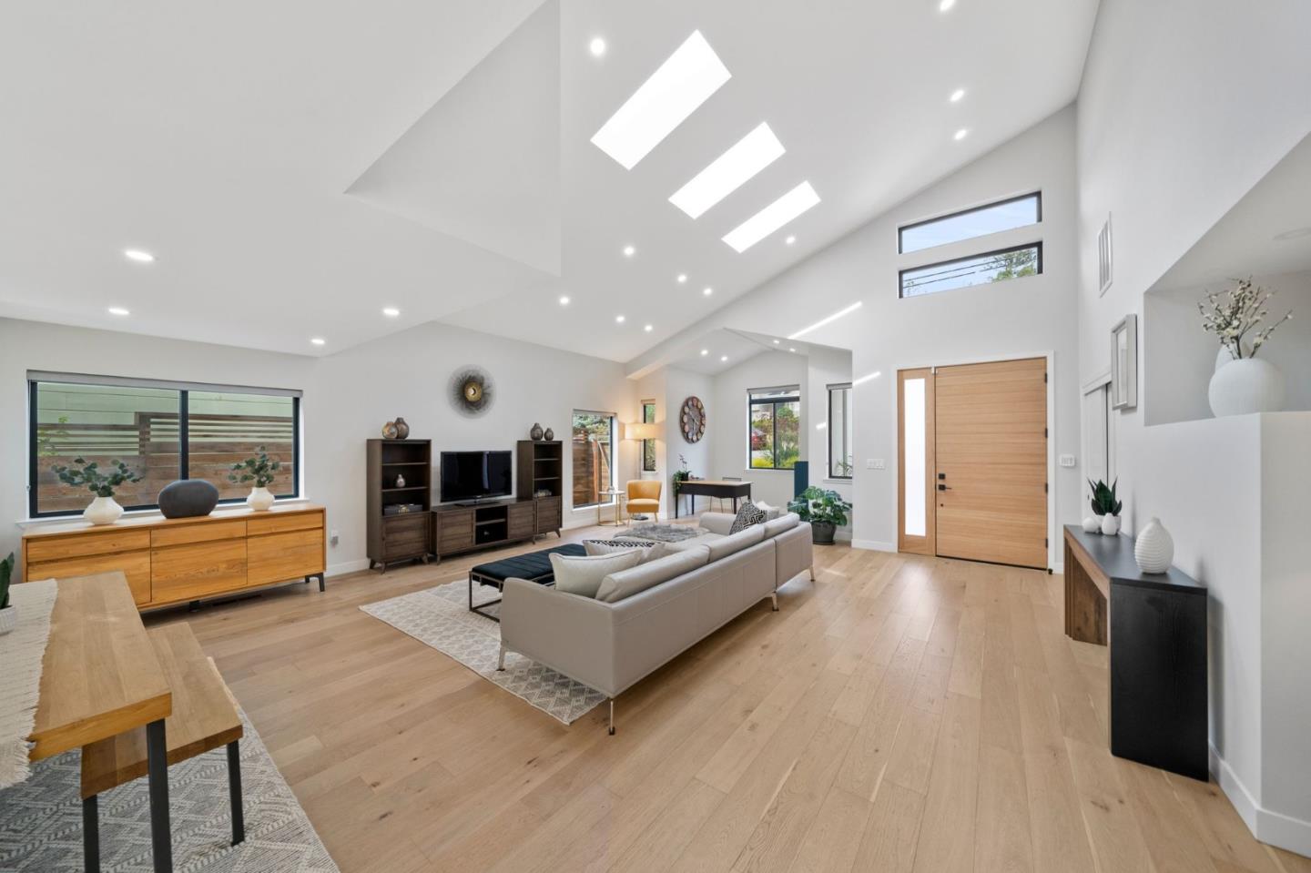 754 Cordilleras Avenue