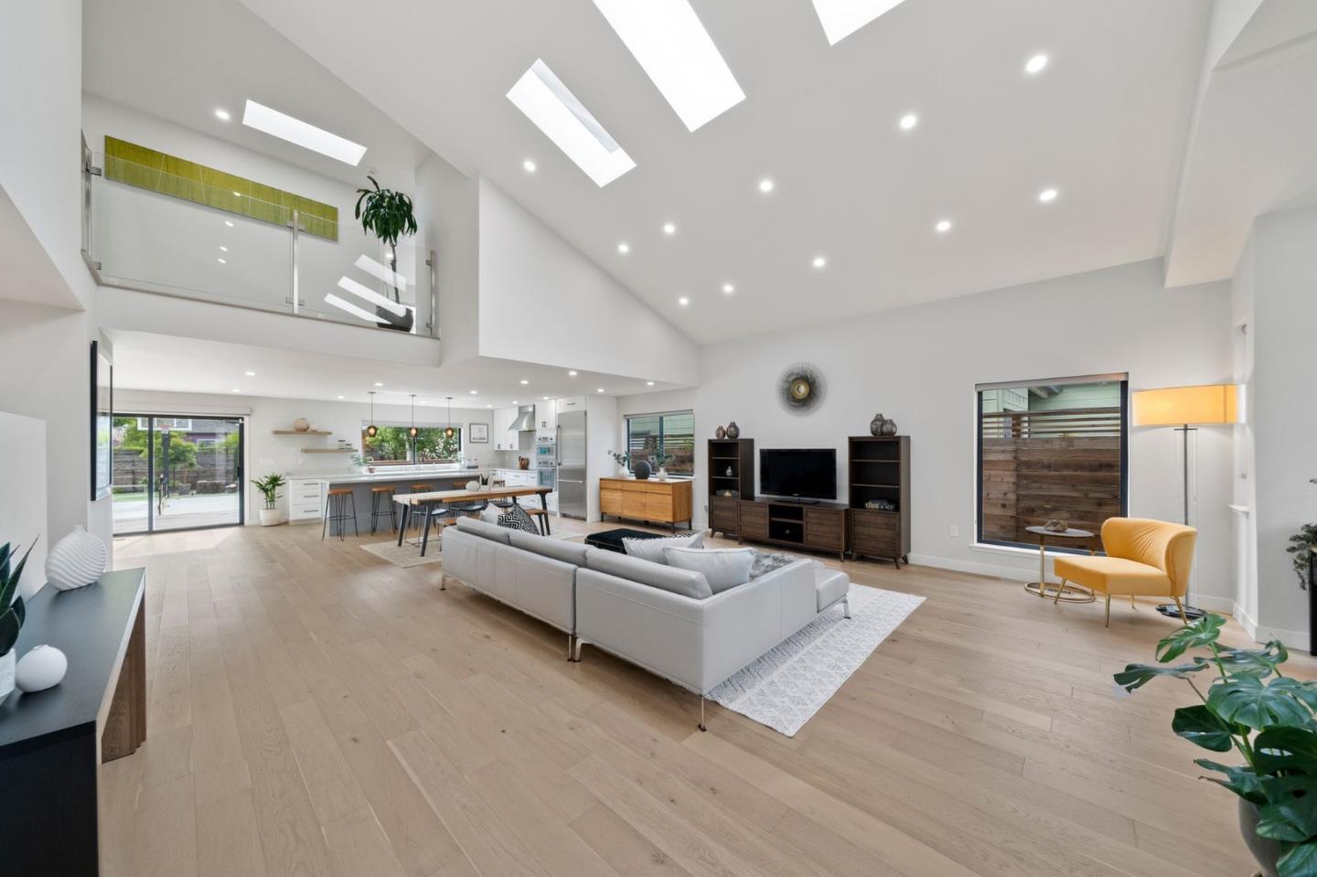 754 Cordilleras Avenue