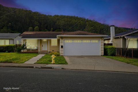 Photo of 1024 Rio Vista Drive, PACIFICA, CA 94044 (MLS # ML82041077)