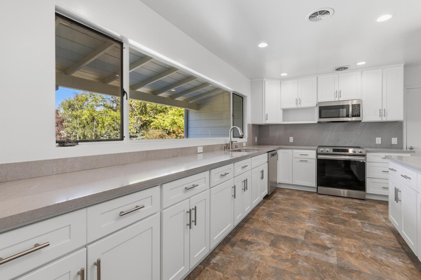 1445 Highland View Court