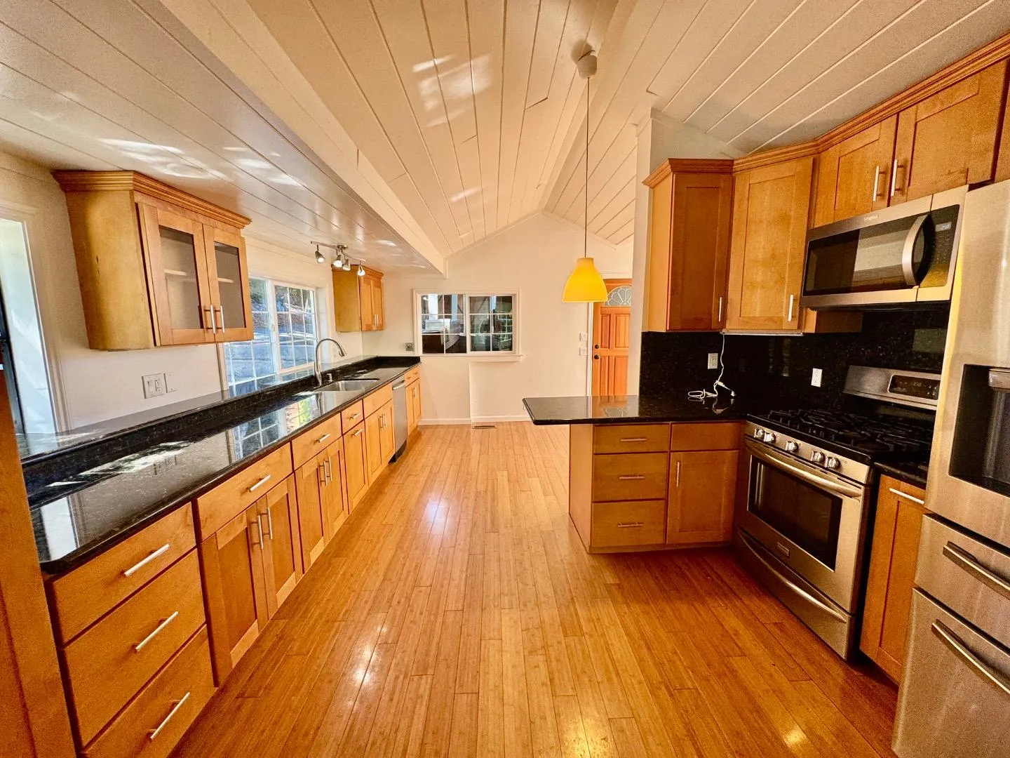 Redwood City, California 94062, United States, 3 Bedrooms Bedrooms, ,2 BathroomsBathrooms,Residential,Pending,204366