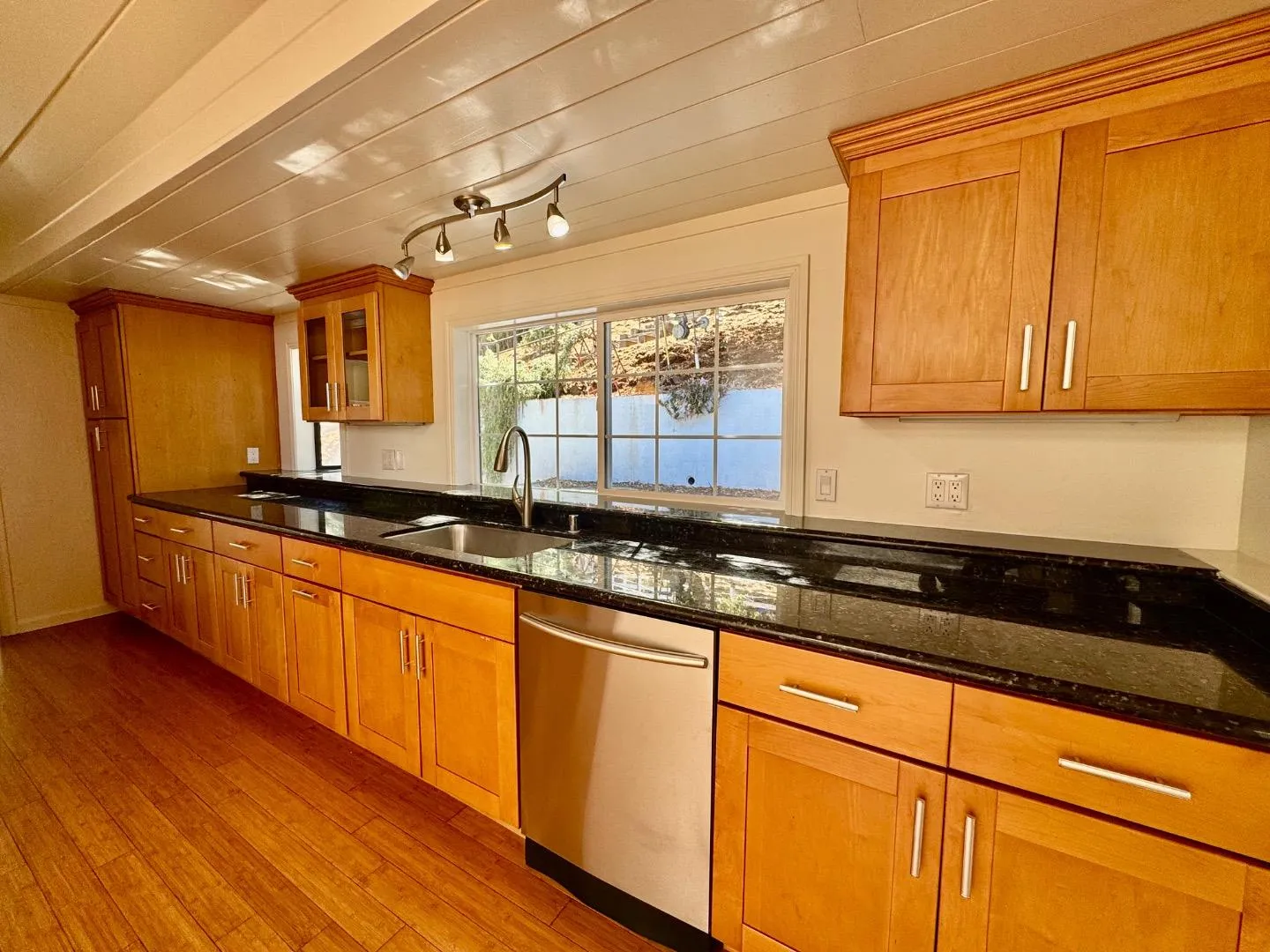 Redwood City, California 94062, United States, 3 Bedrooms Bedrooms, ,2 BathroomsBathrooms,Residential,Pending,204366