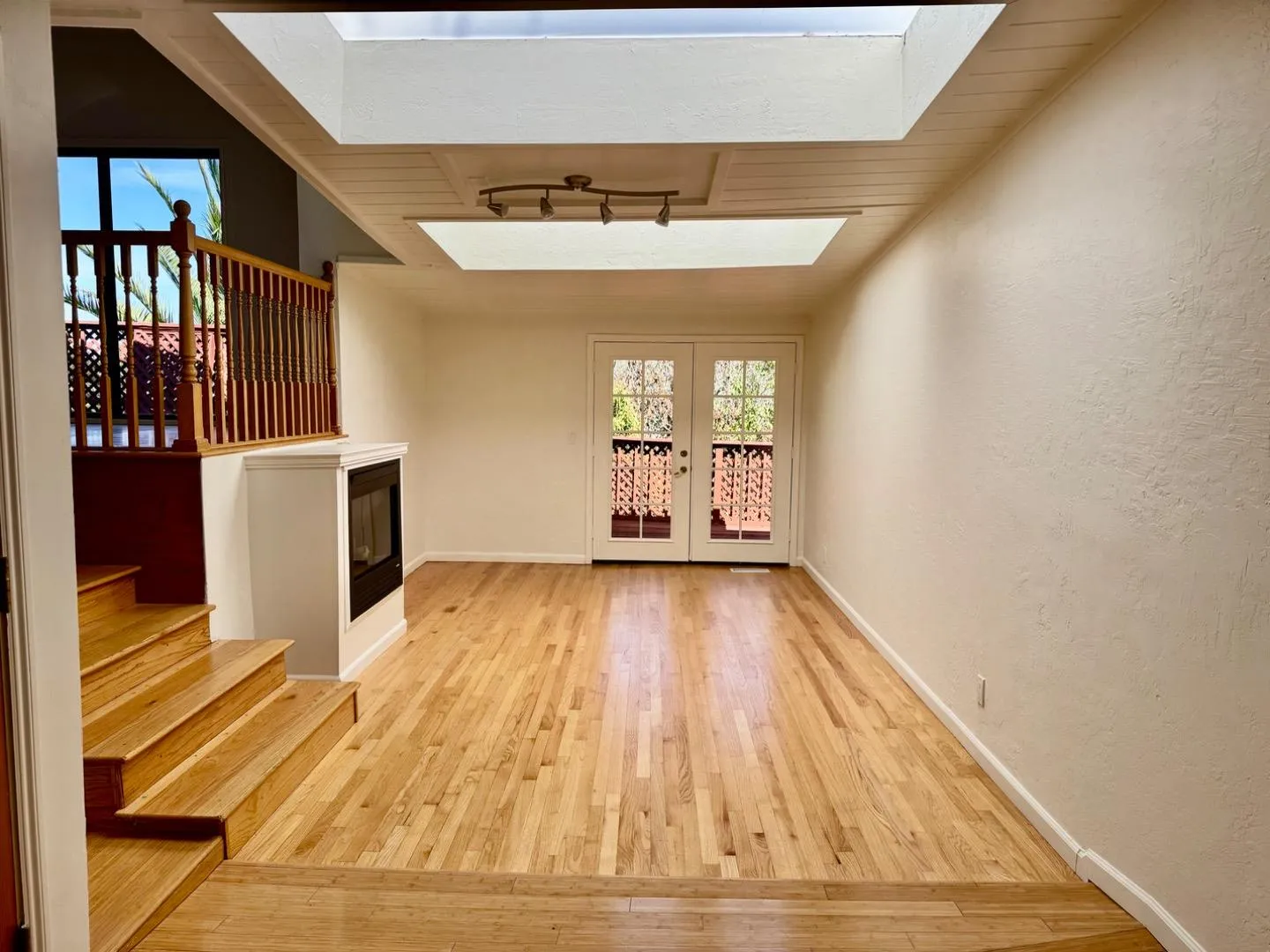 Redwood City, California 94062, United States, 3 Bedrooms Bedrooms, ,2 BathroomsBathrooms,Residential,Pending,204366