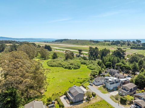 Photo of 1077 Pearl Avenue, MOSS BEACH, CA 94038 (MLS # ML82047672)