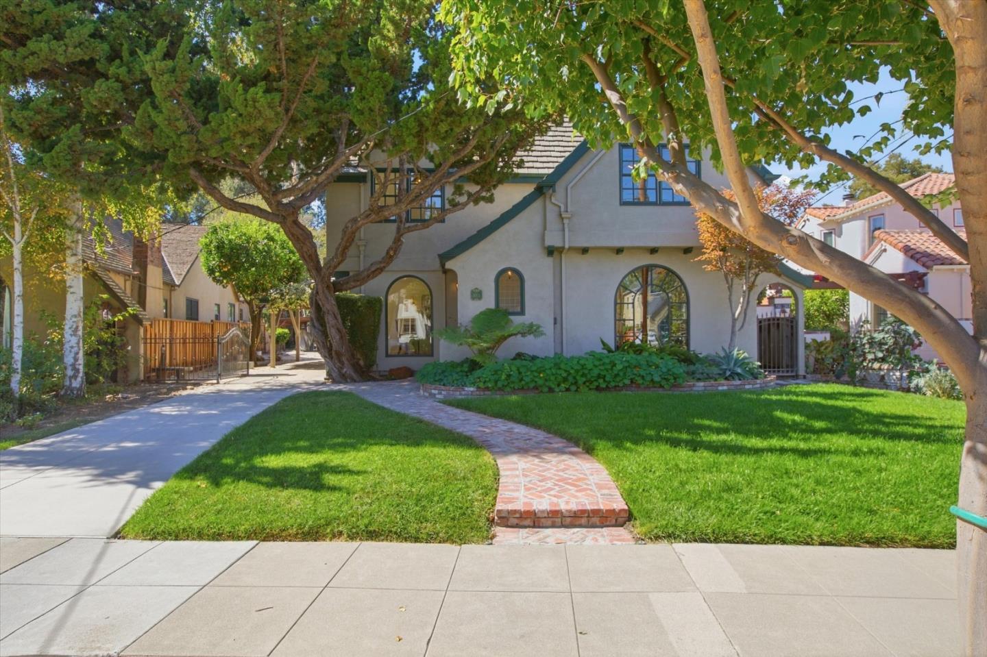 883 Riverside Drive
