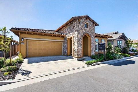 Photo of 2080 White Oak Drive, Hollister, CA 95023 (MLS # ML82039914)