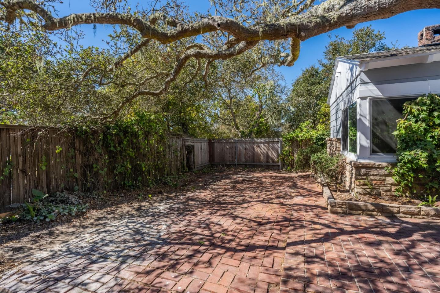 3111 Serra Avenue