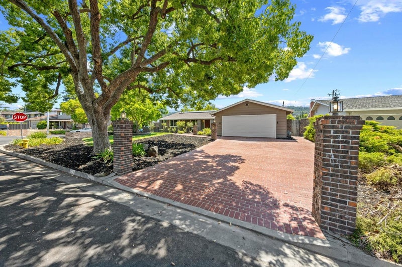 173 Belwood Gateway