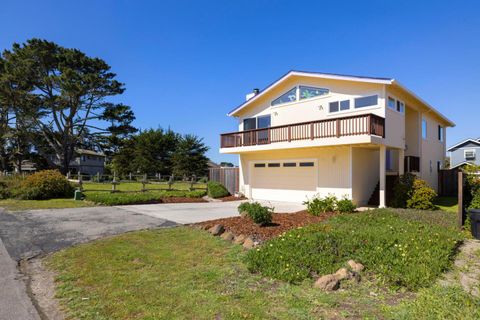Photo of 121 Bernal Avenue, MOSS BEACH, CA 94038 (MLS # ML82041492)