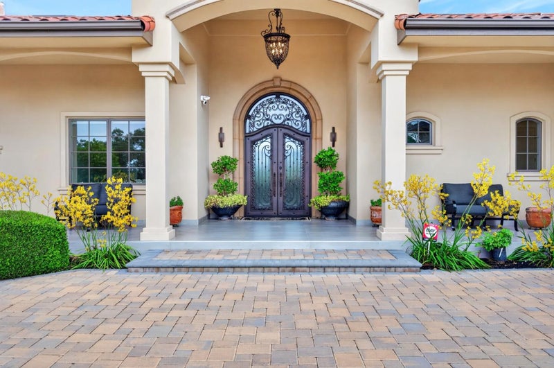 5 Winding Oaks Drive