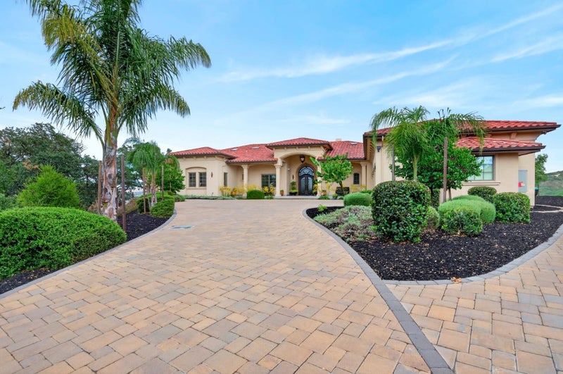 5 Winding Oaks Drive