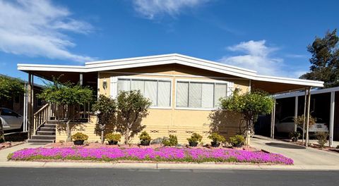 Photo of 3135 Oakbridge Drive #3135, SAN JOSE, CA 95121 (MLS # ML82033384)