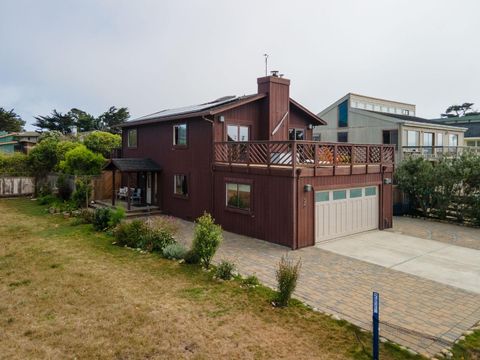 Photo of 86 Madrone Avenue, MOSS BEACH, CA 94038 (MLS # ML82020286)