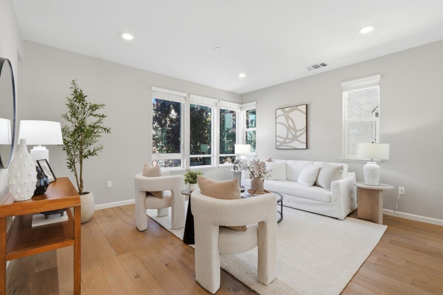 162 Llano De Los Robles Avenue