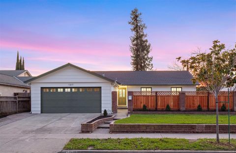 Photo of 1317 Tourney Drive, SAN JOSE, CA 95131 (MLS # ML82031031)
