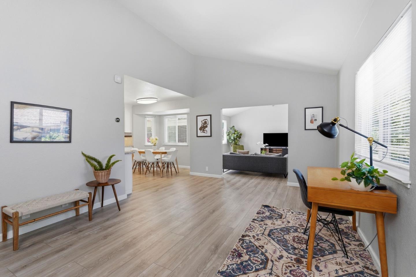 5313 Avenida Almendros