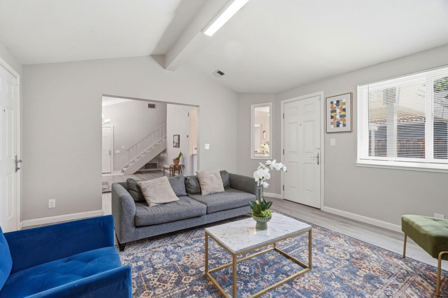 5313 Avenida Almendros