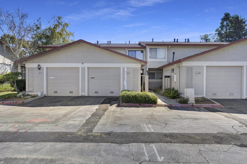 1396 Pinehurst Square