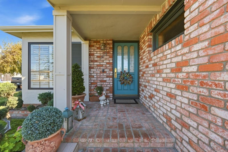 123 South Magnolia Avenue