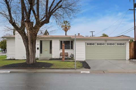 Photo of 13861 Highwood Drive, SAN JOSE, CA 95127 (MLS # ML82027026)