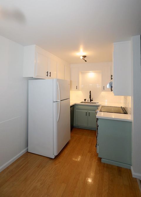Tiny photo for 1124 Hollywood Avenue #3, OAKLAND, CA 94602 (MLS # ML82027437)