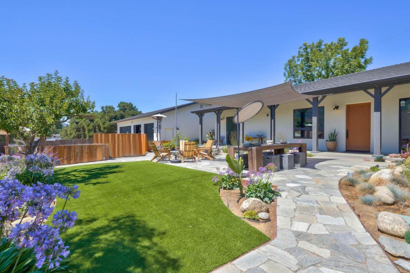 8 El Caminito Road