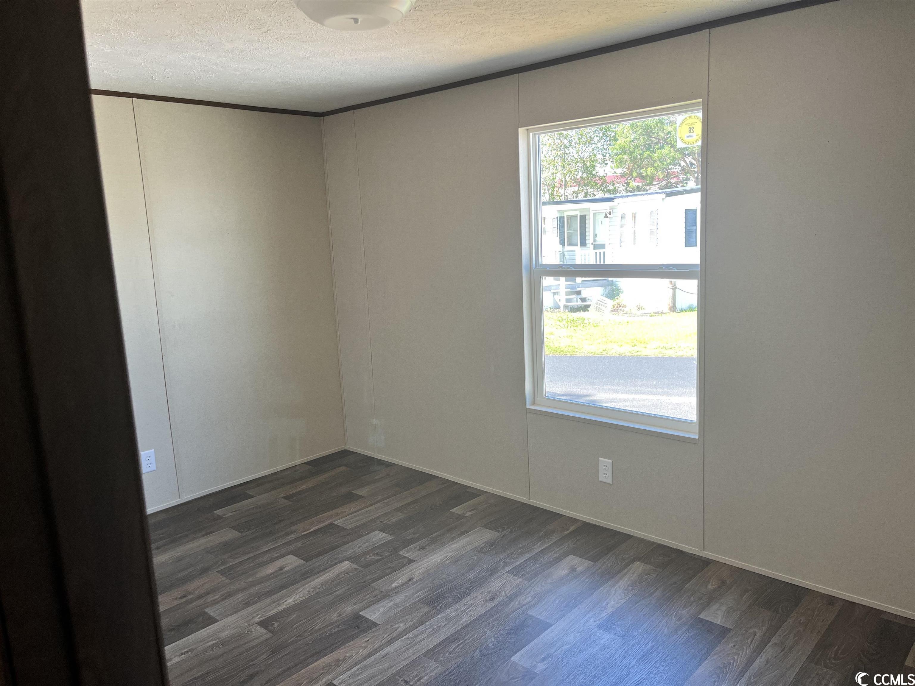Photo 4 of 8 of 1419 Circle Dr. mobile home