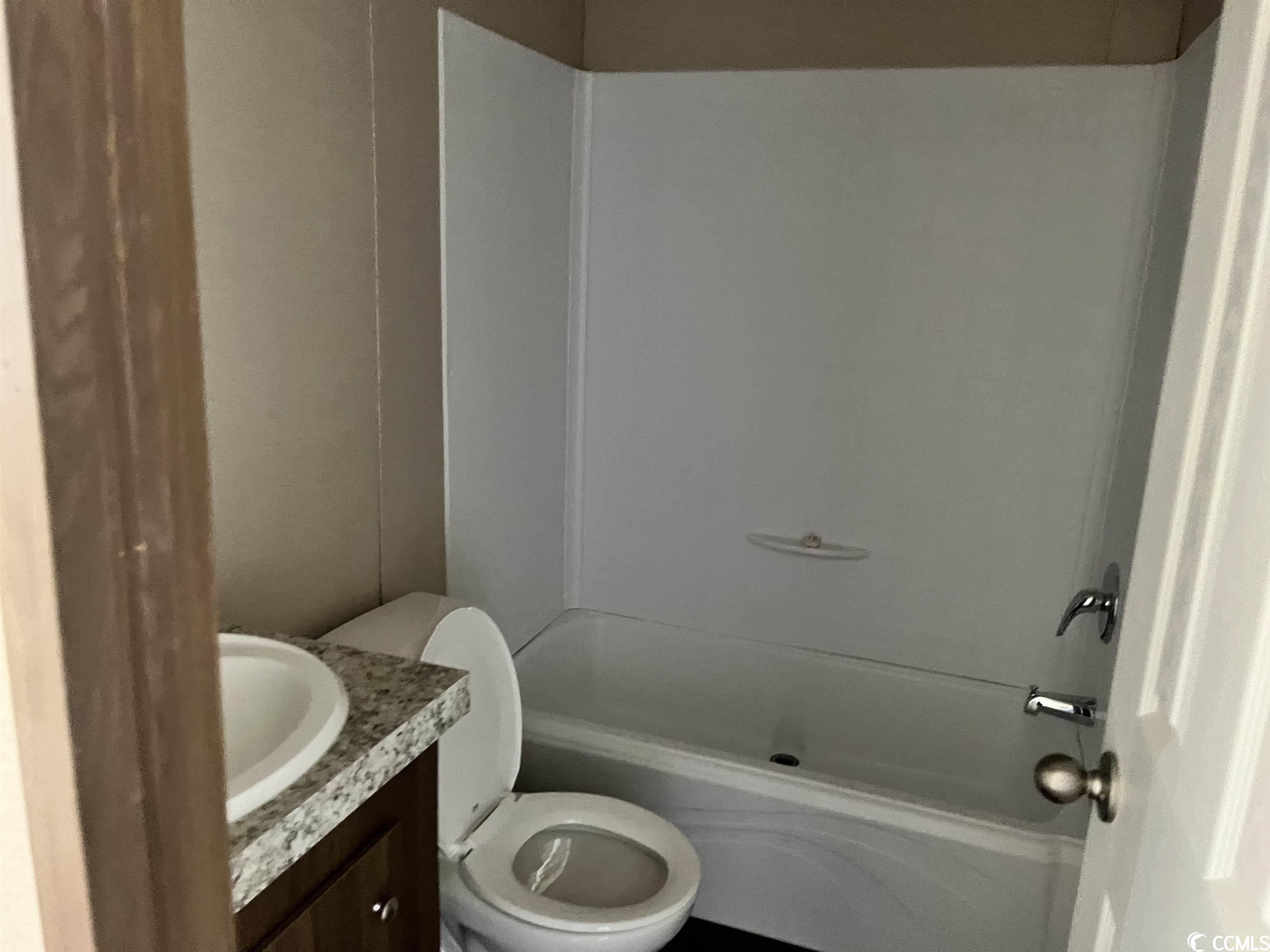 Photo 5 of 8 of 1419 Circle Dr. mobile home