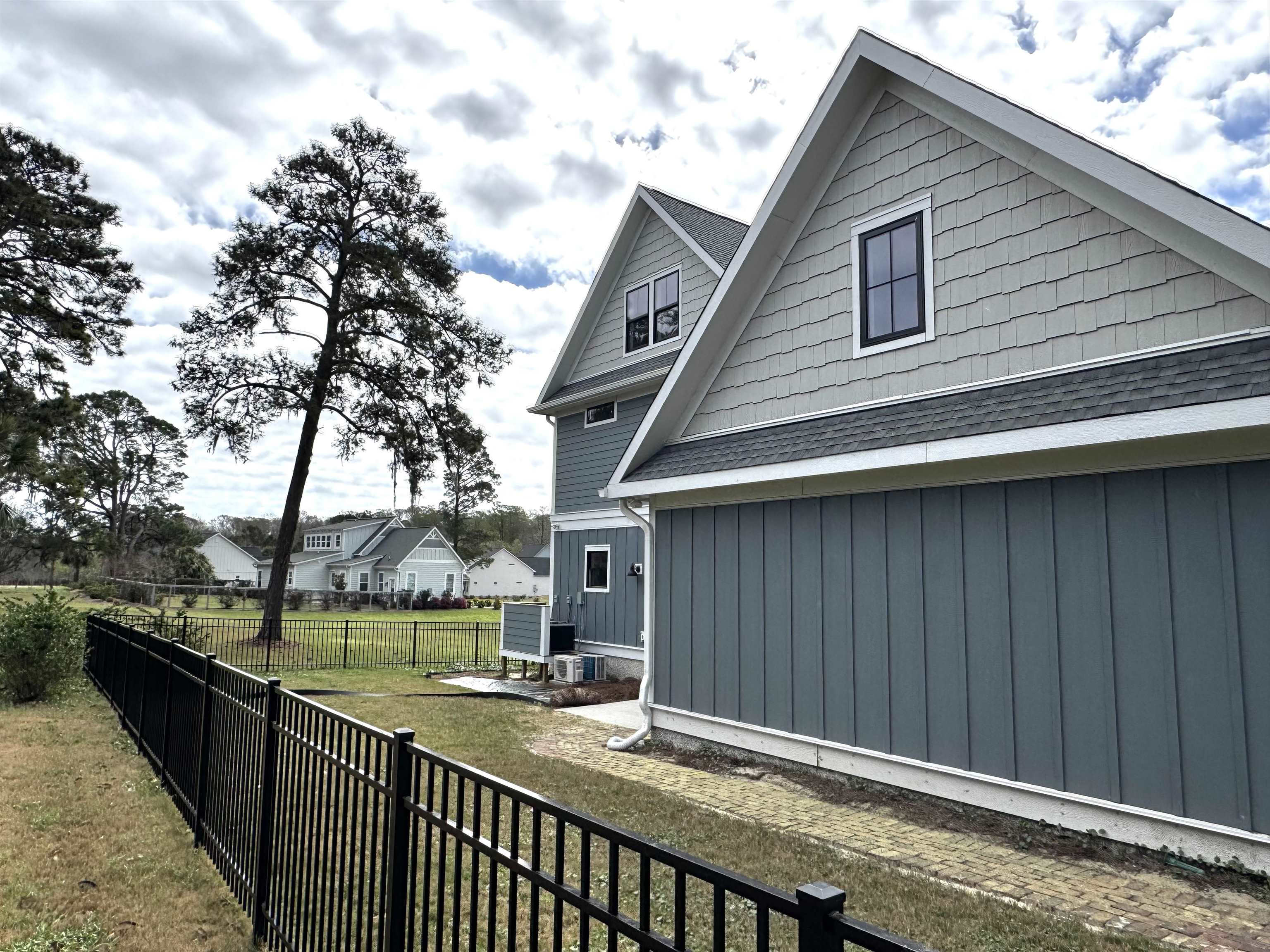 825 Commanders Island Dr.