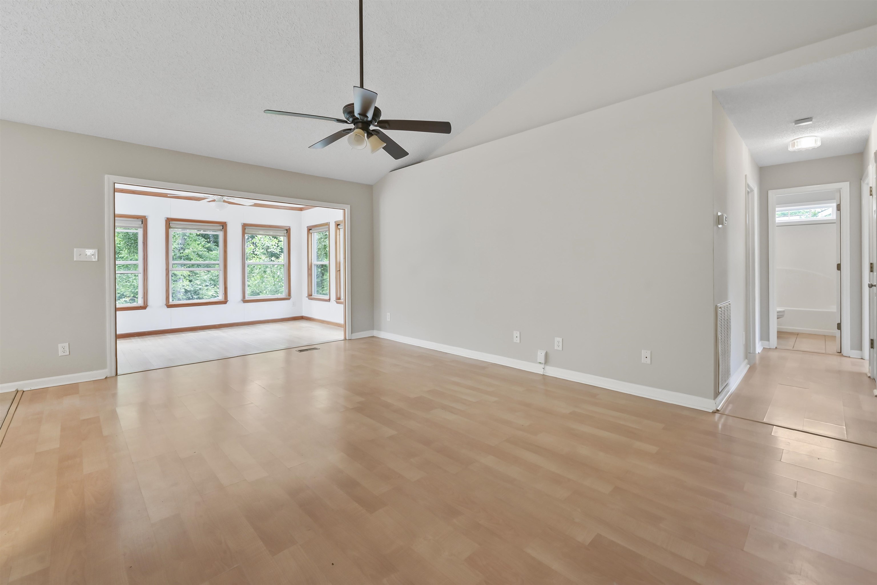 961 Castlewood Dr.
