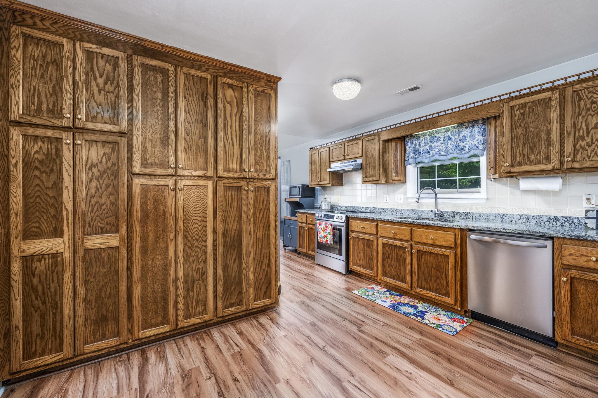 1001 Chateau Dr. - Photo 2