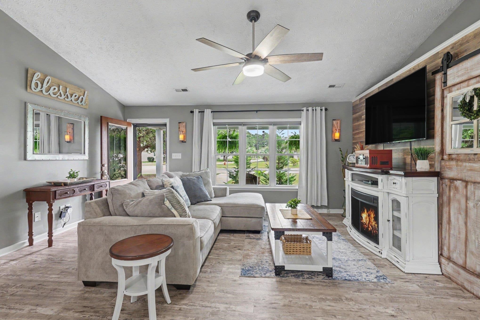 1083 Courtyard Dr.